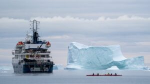 Kayakistas y el barco Sea Spirit en Groenlandia, Dinamarca. Chris Szagola / AP