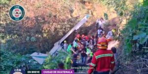 Una avioneta con tres personas a bordo se desplomó en Ciudad de Guatemala antes de acometer la fase de aterrizaje. Todos los pasajeros resultaron heridos y fueron hospitalizados. Las causas del accidente se desconocen y están siendo investigadas.