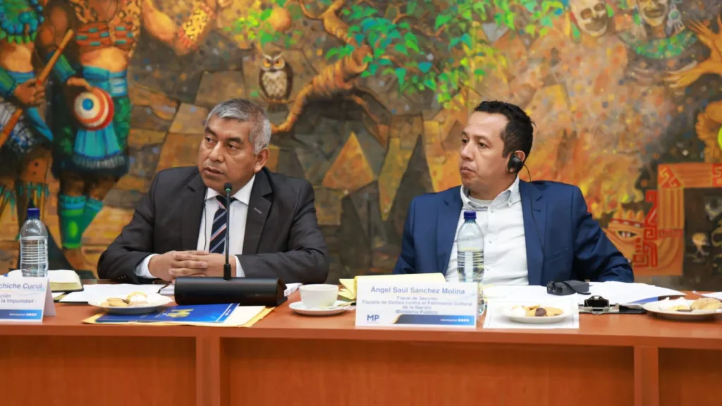 El jefe de la FECI, Rafael Curruchiche, junto al jefe de la Fiscalía de Delitos contra el Patrimonio Cultural de la Nación, Saúl Sánchez. Foto: MP / La Hora.