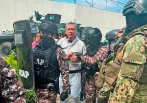 Se descartó negociar cambio por los seis salvoconductos para los opositores venezolanos que permanecen asilados en la Embajada de Argentina en Caracas. Foto Afp / archivo