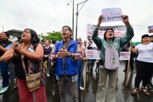 En los exteriores del tribunal del sur de Guayaquil, donde se realizó la audiencia, familiares, activistas y ciudadanos gritaban “Ustedes son culpables, militares criminales” y con carteles y fotos de los menores exigían justicia mientras un grupo de niños jugaba con un balón en la calle. Foto Afp