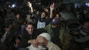 Palestinos celebran el anuncio del alto el fuego entre Hamás e Israel, Deir al Balah (Franja de Gaza), el 15 de enero de 2025. Abdel Kareem Hana / AP