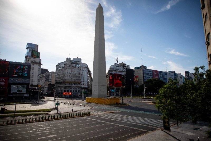 Imagen del 1 de enero de 2025 de la avenida 9 de Julio vacía durante el día de Año Nuevo, en la ciudad de Buenos Aires, Argentina. Foto Xinhua