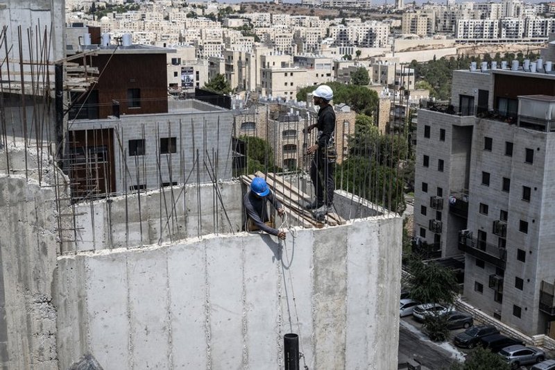 Fuentes: Jacobin América Latina [Foto: Trabajadores de la construcción en Jerusalén Oeste en agosto de 2024 (Mostafa Alkharouf/Anadolu)]