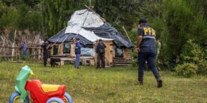 Familias mapuche de Argentina se vieron forzados a retirarse del territorio que reivindican como suyo ante la amenaza de un desalojo violento del régimen de Milei.