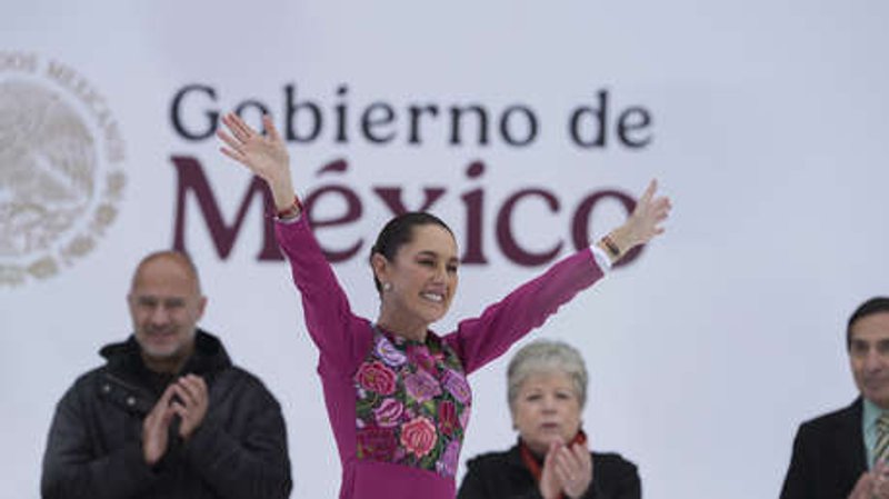 La presidenta de México, Claudia Sheinbaum, en un acto celebrado en el Zócalo de la Ciudad de México el 12 de enero de 2025 por los 100 días de su gestión. Fernando Llano / AP