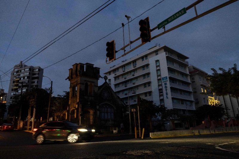 Un automóvil circula por una intersección sin semáforos en San Juan, Puerto Rico, luego de un gran apagón que afectó a la isla el 31 de diciembre de 2024. Foto Afp