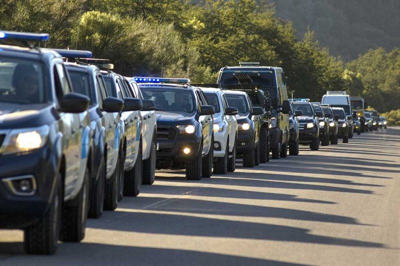 Así estuvo la ruta que conduce al Lof Pailako. Foto: Nicolás Palacios/Luan Colectiva fotográfica. Abajo, la ministra de Seguridad llegando a la comunidad para supervisar el operativo.