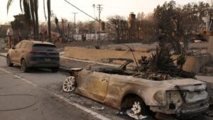 Un coche destrozado por los mortales incendios que azotaron el área de Los Ángeles. Chris Pizzello / AP