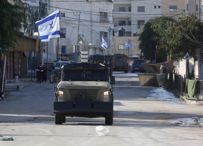 Fuentes: Voces del Mundo [Foto: Vehículos militares israelíes en el campo de refugiados de Yenín en una operación militar a gran escala el 21 de enero de 2025 (Nedal Eshtayah/Anadolu)]