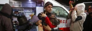 Fuentes: Common Dreams - Imagen: Una niña palestina herida en el Hospital de los Mártires de Al-Aqsa tras un ataque israelí a una escuela que alberga desplazados en Gaza. Foto: Ashraf Amra.