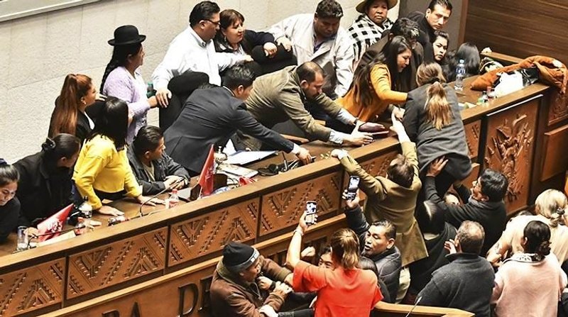 Las peleas entre políticos, de uno y otro bando y al interior de los mismos, marcó la agenda del país durante el año.