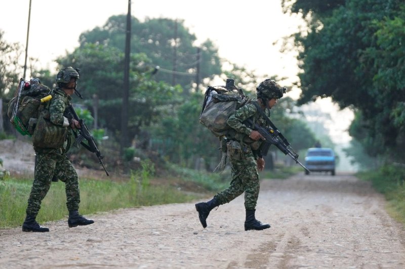 Soldados patrullan en Tibu, luego de ataques guerrilleros que mataron a decenas de personas y obligaron a miles a huir de sus hogares en la región del Catatumbo. Imagen del 21 de enero de 2025. Foto Ap