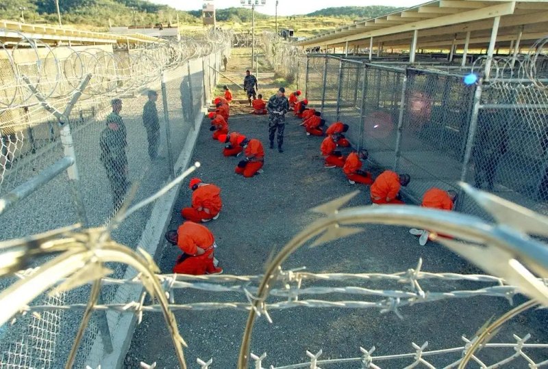 Desde la creación en 2002 de un centro de reclusión en la base naval de Estados Unidos, como parte de la “guerra contra el terrorismo” a raíz de los atentados del 11-S, se han documentado tratos crueles e inhumanos, tortura, detenciones arbitrarias y uso excesivo de la fuerza. Foto Afp