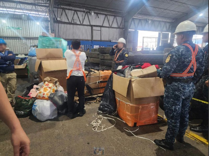 Armas y municiones fueron halladas en una inspección aduanera. Foto La Hora: SAT