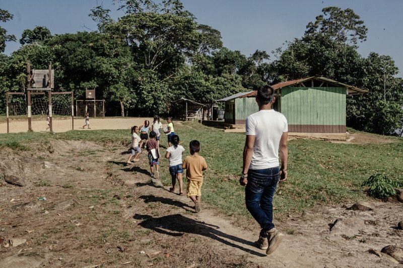 El resguardo Curare Los Ingleses se esfuerza para que desde la escuela se enseñe a los niños, con actividades pedagógicas de campo, cómo es su territorio y las actividades de conservación que se realizan. Foto: Víctor Galeano