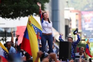 La líder antichavista María Corina Machado pronuncia un discurso este jueves, en una manifestación en Caracas (Venezuela). Machado expresó, cuando salió de la clandestinidad para participar en una protesta en Caracas, que Venezuela "superó el miedo" al estar en las calles para -aseguró- defender el reclamado triunfo de Edmundo González Urrutia en las elecciones del pasado julio, en las que Nicolás Maduro fue proclamado ganador por el organismo comicial. EFE/ Miguel Gutiérrez