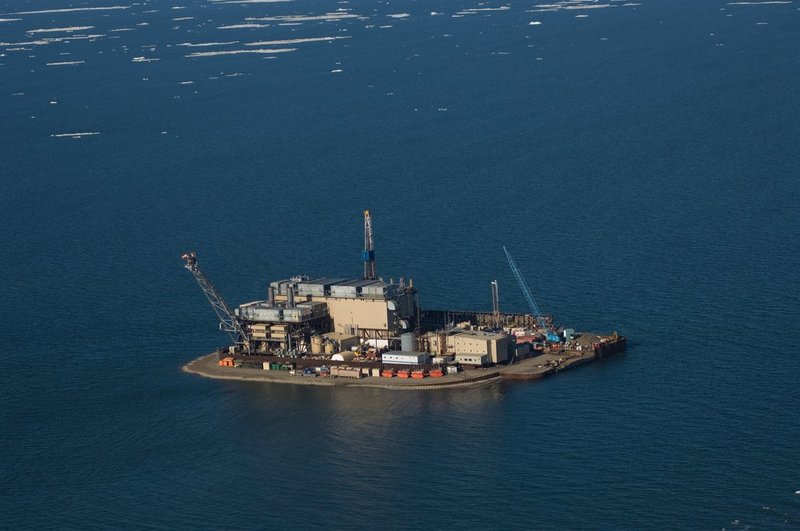 Un emplazamiento de perforación, parte de los yacimientos petrolíferos industriales de Prudhoe Bay en la costa ártica de Alaska, EE.UU. www.globallookpress.com