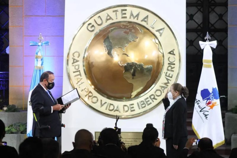 El expresidente Alejandro Giammattei juramenta a la fiscal general, María Consuelo Porras, el 16 de mayo de 2022 para un segundo período al frente del MP. Foto: La Hora / José Orozco.