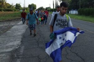 En su travesía por llegar al sueño americano, muchos extranjeros portan con orgullo las banderas de sus países. En las carreteras de Chiapas es frecuente observar a muchos hondureños y guatemaltecos. Foto Cuartoscuro