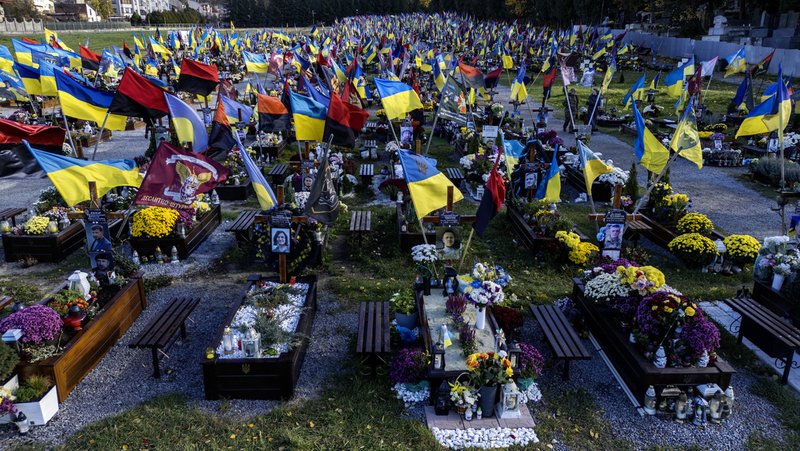 Tumbas de soldados ucranianos en el cementerio de Lichákiv, Ucrania, el 2 de noviembre de 2024. Maxym Marusenko / Gettyimages.ru