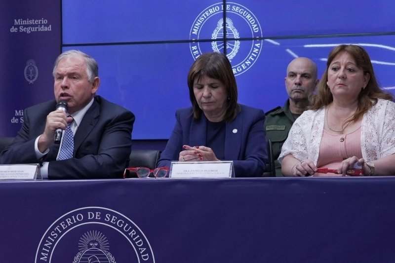 Patricia Bullrich (centro]), ministra del Interior, durante una conferencia de prensa para informar de la presunta detención irregular del gendarme Nahuel Gallo al intentar ingresar a Venezuela por vía terrestre desde Colombia. Foto Afp.