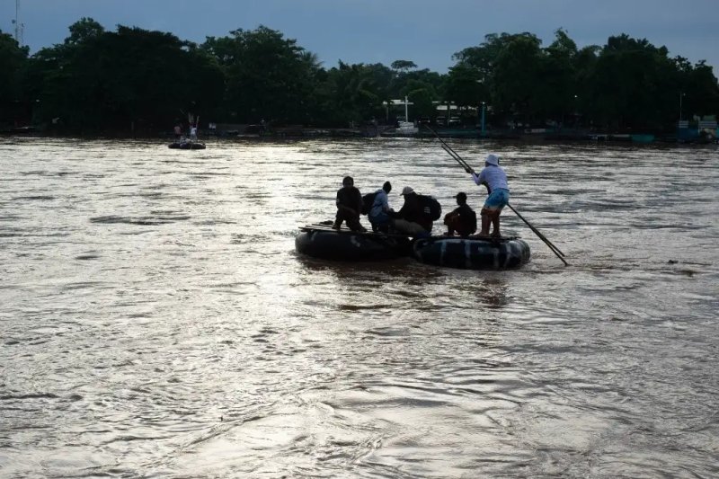 Migrantes provenientes de diferentes países de Centroamérica y Sudamérica cruzan la frontera de México con Guatemala por el río Suchiate en balsas construidas con cámaras de llantas de camiones y tablas para continuar su camino rumbo a Estados Unidos, en Ciudad Hidalgo, Chiapas, el 22 de septiembre de 2024. Foto Cuartoscuro