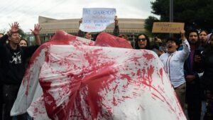 Manifestantes sostienen pancartas durante protestacontra la violencia en Ecuador. SOPA Images Limited / Legion-Media