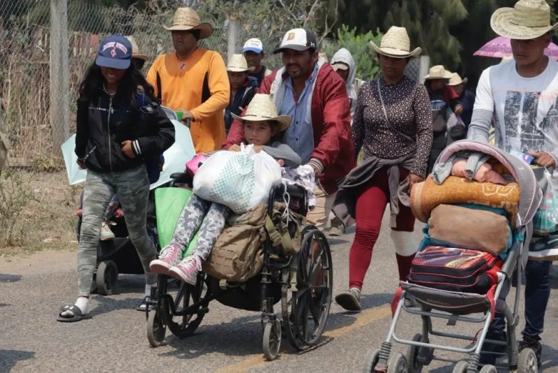 Paso de caravana migrante en Zomatlán de Álvarez, Oaxaca. Foto Cuartoscuro / Archivo