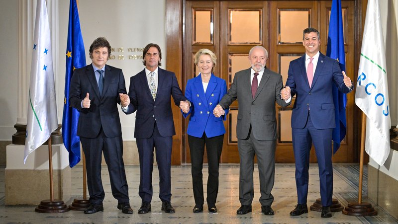 El presidente argentino Javier Milei, junto a sus pares de Mercosur y la presidenta de la Comisión Europea. Santiago Mazzarovich / dpa / Gettyimages.ru