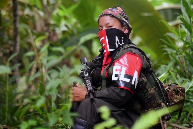 Un miembro del Ejército de Liberación Nacional (ELN) descansa cerca del río Baudó en la provincia de Chocó, Colombia, el 26 de octubre de 2023. Foto Afp