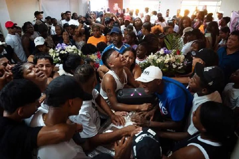 Doloroso entierro de los niños de Guayaquil. Foto: Cuenta de Facebook de Britel Pastaza.