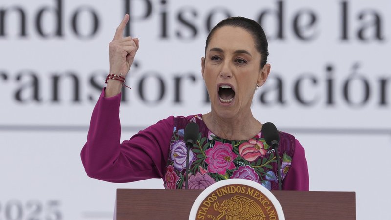 La presidenta de Mëxico, Claudia Sheinbaum, habla en el Zócalo de Ciudad de México, el 12 de enero de 2025 Fernando Llano / AP