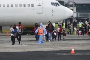 Miles de centroamericanos son deportados de Estados Unidos hacía el país de origen. Foto: La Hora/AFP