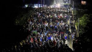 Migrantes caminan por Tapachula, en Chiapas, México, con destino a EE.UU., el 2 de enero de 2025 Edgar H. Clemente / AP