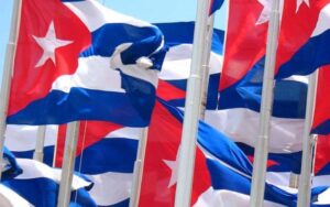 La Habana, 21 ene (Prensa Latina) Cuba mantiene hoy su determinación de no doblegarse y seguir batallando, pese a la reincorporación de la isla en la lista de países patrocinadores del terrorismo y demás acciones injerencistas en su contra.