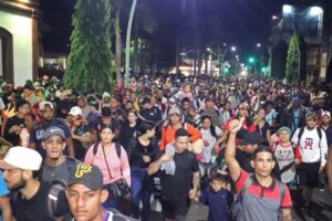 Migrantes caminan en una caravana la madrugada de este domingo, en el municipio de Tapachula (México). Foto La Hora / EFE - Juan Manuel Blanco