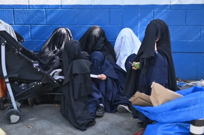 Mujeres y niños permanecían en las afueras del centro Alida España el 22 de diciembre, el refugio al que inicialmente fueron trasladados los 160 menores de edad tras su rescate. Foto: La Hora / Fabricio Alonzo.