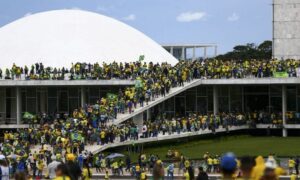 Fuentes: Observatorio en Comunicación y Democracia (OCD) - Fundación para la Integración Latinoamericana (FILA) [Imagen: Golpistas durante el asalto a las instituciones democráticas de Brasil en la plaza de los Tres Poderes el 8 de enero de 2023. Créditos: Marcelo Camargo/Agência Brasil]