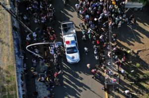 En Tapachula, Chiapas, extranjeros esperan respuesta de las autoridades migratorias mexicanas para avanzar hacia el norte del país. Foto Afp