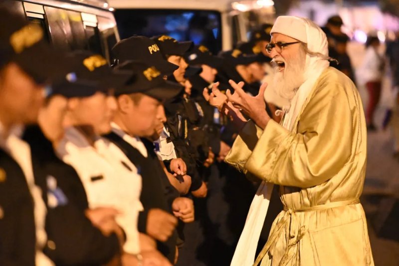 Un líder de la secta Lev Tahor confronta a la Policía durante el rescate de los 160 niños la noche del 22 de diciembre. Foto: La Hora / Fabricio Alonzo.