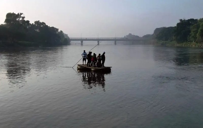 Migrantes cruzan el río Suchiate en Ciudad Hidalgo, Chiapas, el 11 de enero de 2025. Foto Afp