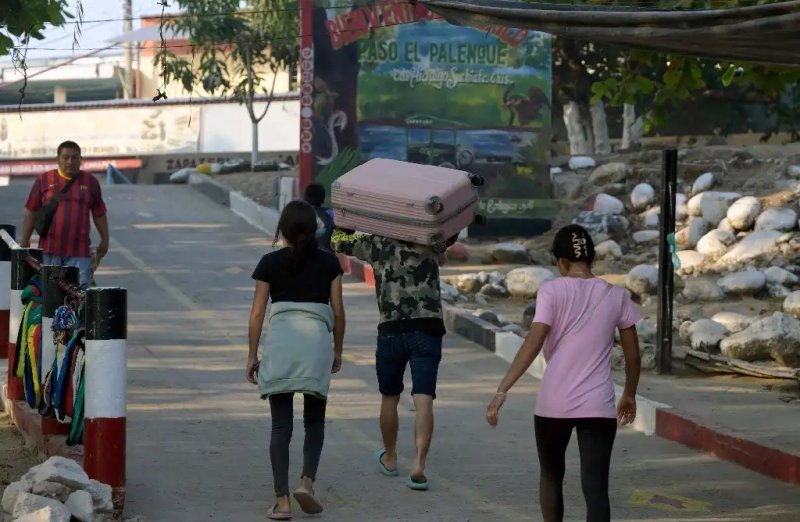 Migrantes caminan después de cruzar el río Suchiate en Ciudad Hidalgo, Chiapas, el 11 de enero de 2025. Foto Afp