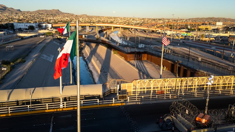 Las banderas de México y EE.UU. ondeando en la frontera entre los dos países en El Paso, Texas, 18 de septiembre de 2024. John Moore / Gettyimages.ru