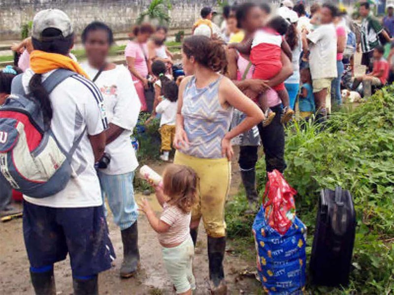 Bogotá, 19 ene (Prensa Latina) Decenas de muertos y miles de desplazados es el saldo ocasionado hasta hoy por la violencia desatada desde el pasado jueves en la región del Catatumbo a causa de enfrentamientos entre grupos armados en esa zona del noreste colombiano.