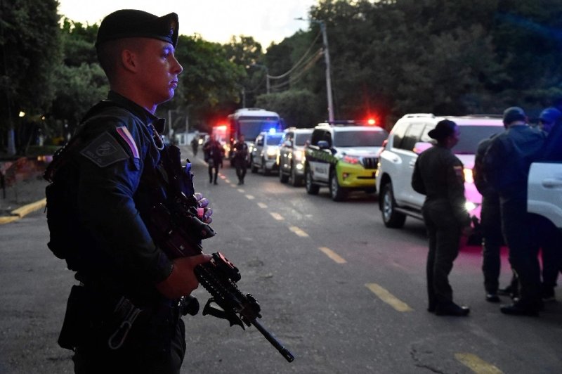 Un oficial de la Policía Nacional de Colombia hace guardia mientras espera la llegada del ministro de Defensa colombiano, Iván Velázquez, a una conferencia de prensa después de su visita a la región del Catatumbo en Cúcuta, departamento de Norte de Santander, Colombia, el 24 de enero de 2025. Foto Afp