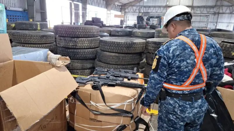 Autoridades investigan el caso de las armas encontradas en cajas de encomiendas. Foto La Hora: PNC