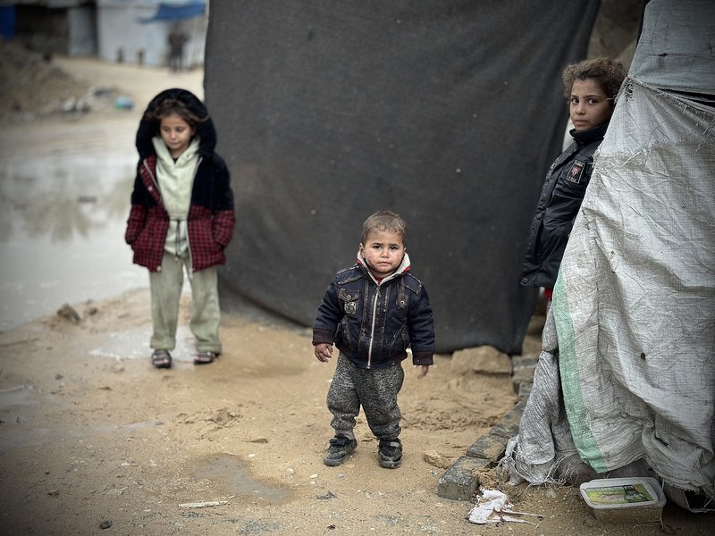 Foto de niños palestinos en Gaza extraída de artículo publicado el 9 de enero del 2025 en Israel por Magazine+972 y titulado » ‘Every moment I fear losing another child’: newsborns freeze to death in Gaza tents», cuya lectura completa se recomienda