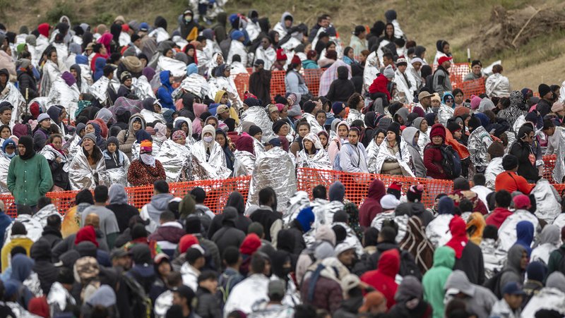 Migrantes a la espera de pasar por un centro de tránsito en Eagle Pass (Texas, EE.UU.) tras cruzar la frontera desde México, 20 de diciembre de 2023. John Moore / Gettyimages.ru