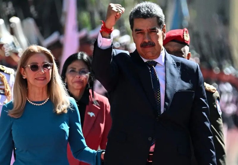 El presidente de Venezuela, Nicolás Maduro, junto a la primera dama, Cilia Flores, a su llegada al Capitolio -sede de la Asamblea Nacional- para la investidura presidencial, en Caracas, el 10 de enero de 2025. Foto Afp